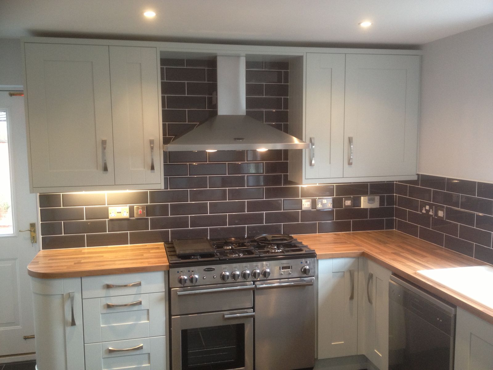 Painted shaker kitchen with range cooker and oak worktops